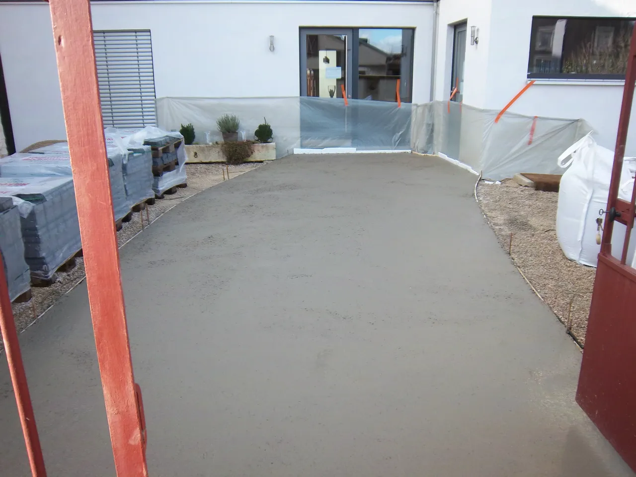 Avant : allée en cours de préparation entre le portail et la maison