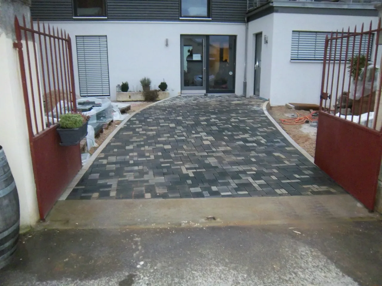 Après : allée terminée entre le portail et la maison