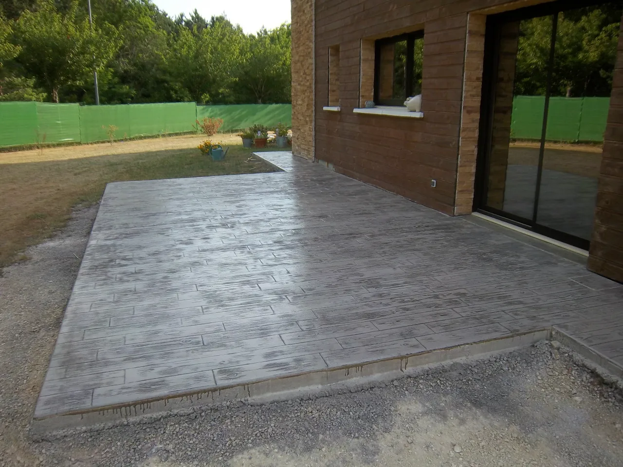 Terrasse en béton imprimé effet lames de bois