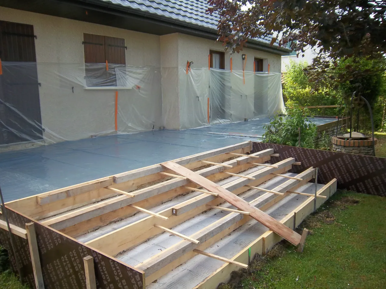 Coffrage d'un escalier et d'une terrasse avant coulage